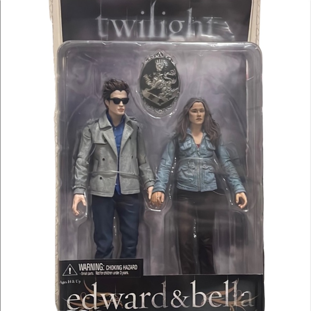 Brand New Twilight Edward & Bella 7 Inch Action Figure 2-Pack Comes With Shield